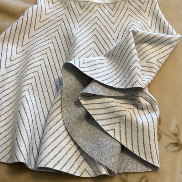 Grace element. size medium. white was silver thread - Picture 2 of 5